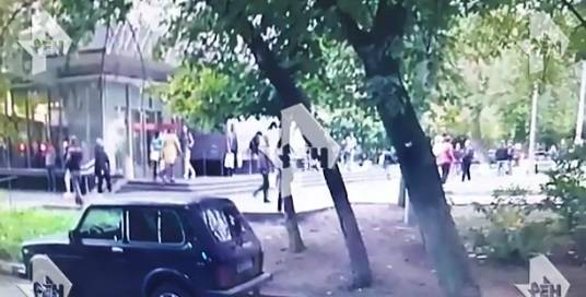 Видео: раненный полицейский убегает от открывшего стрельбу коллеги