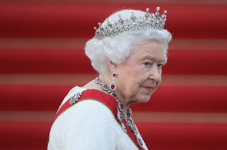 Королева закрыла бар в Букингемском дворце из-за пьянства лакеев