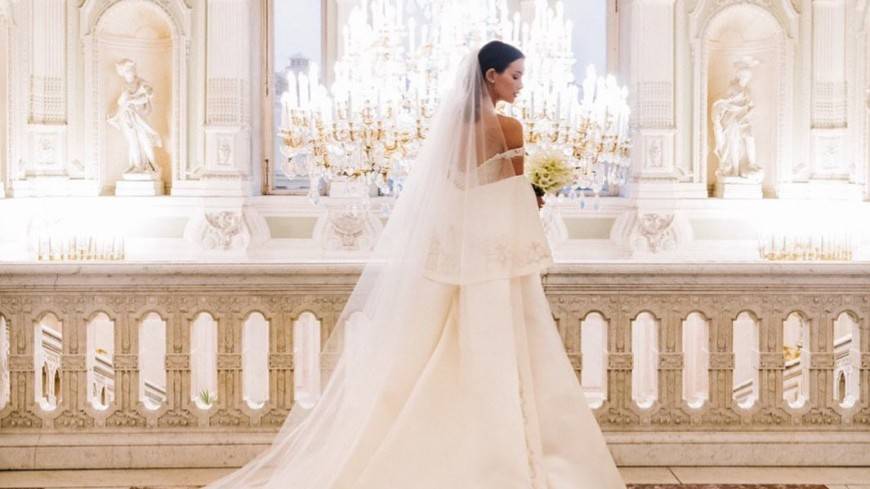 «Принцесса»: соцсети восхитились свадебным платьем Паулины Андреевой