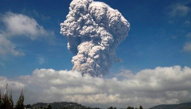 Вулкан Эбеко выбросил столб пепла на Курилах