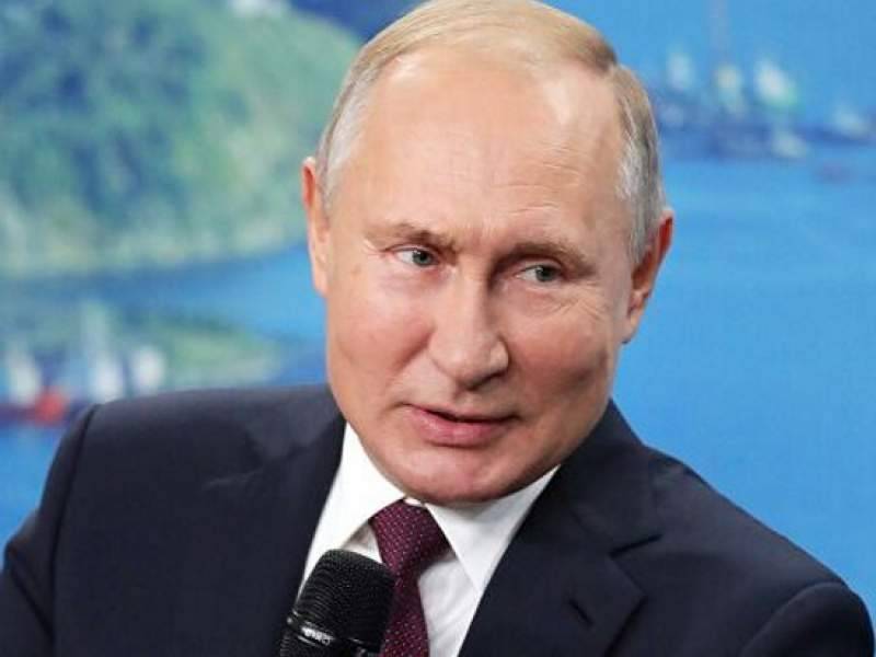"Дима, отдай": Путин пошутил про излишнюю бюрократию в России