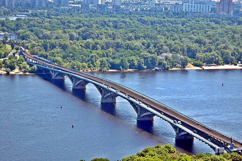 В Киеве неизвестный открыл огонь и угрожает взорвать мост