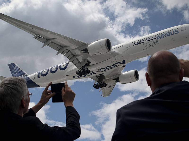 Крупнейший пассажирский самолёт впервые прилетел в Пулково