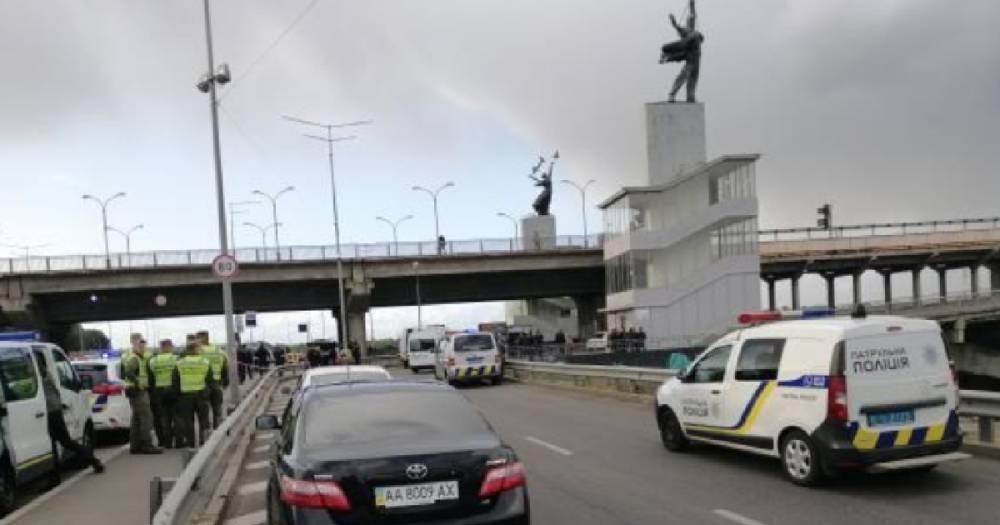 В Киеве мужчина с оружием угрожает взорвать мост через Днепр.