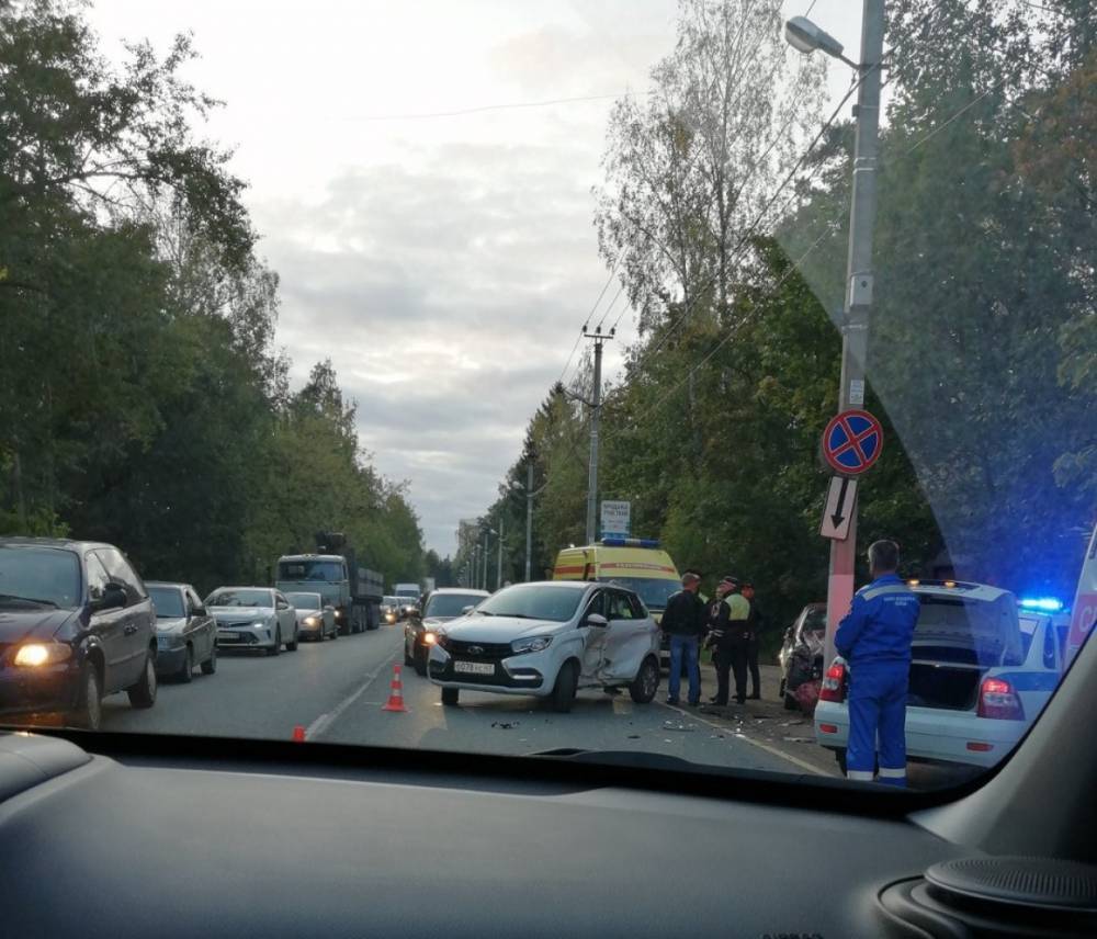 На Колтушском шоссе авария с двумя легковыми автомобилями создала пробку