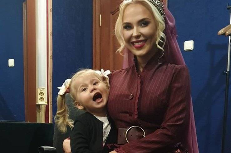 «Тася — копия мамы»: Пелагея показала забавное фото с двухлетней дочерью