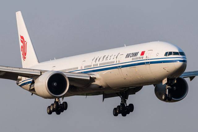Китайский Boeing-777 загорелся при взлете из Вашингтона