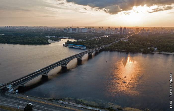 Неизвестный в Киеве открыл стрельбу и пригрозил подорвать Мост метро