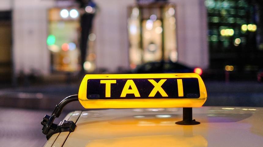 Видео: в РФ участились случаи кражи денег через приложения по вызову такси