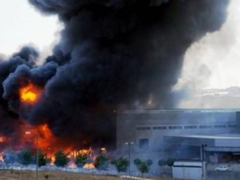 Два человека пострадали при пожаре на химическом заводе в Турции
