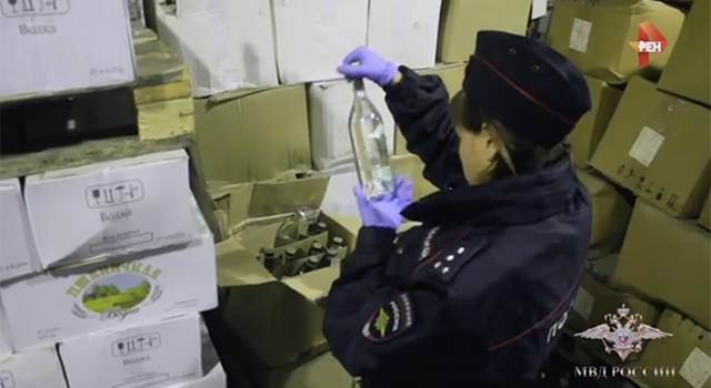 Видео: Более 80 литров суррогатного алкоголя изъяли в Екатеринбурге