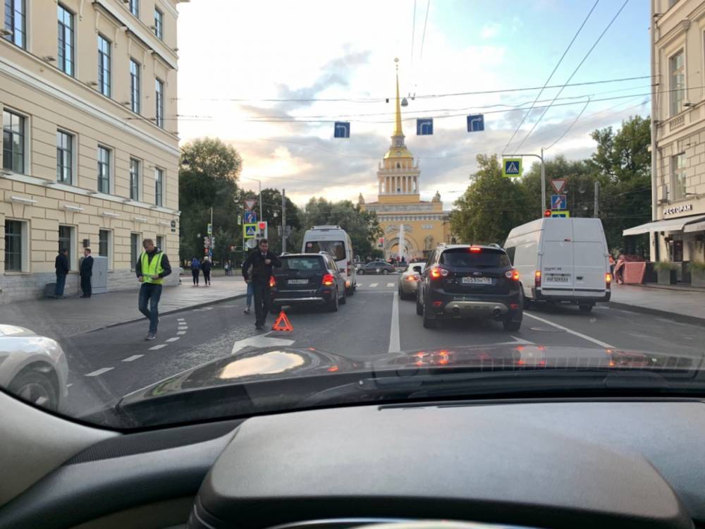 Два разнокалиберных Mercedes столкнулись на Гороховой улице в Петербурге