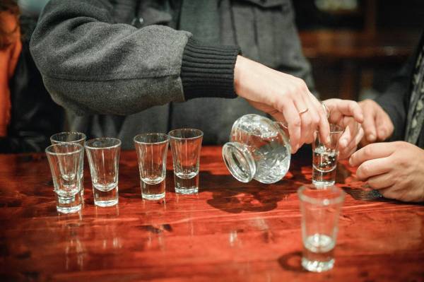 Госдума одобрила запрет на торговлю алкоголем в барах в жилых домах