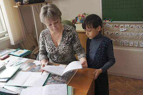 Андрей Исаев - Елена Митина - Исаев рассказал о законопроекте о сокращении бумажной отчётности для учителей - pnp.ru - Россия