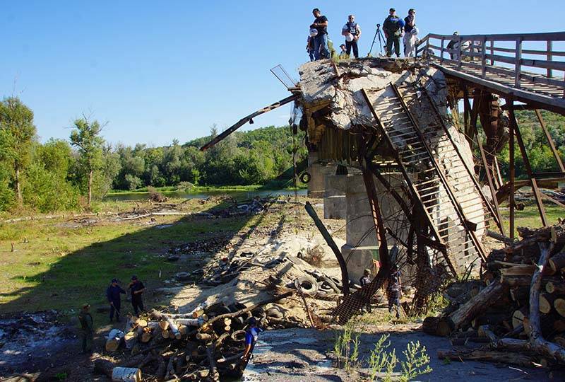 Теракт в Луганске: неизвестные пытались взорвать важный мост