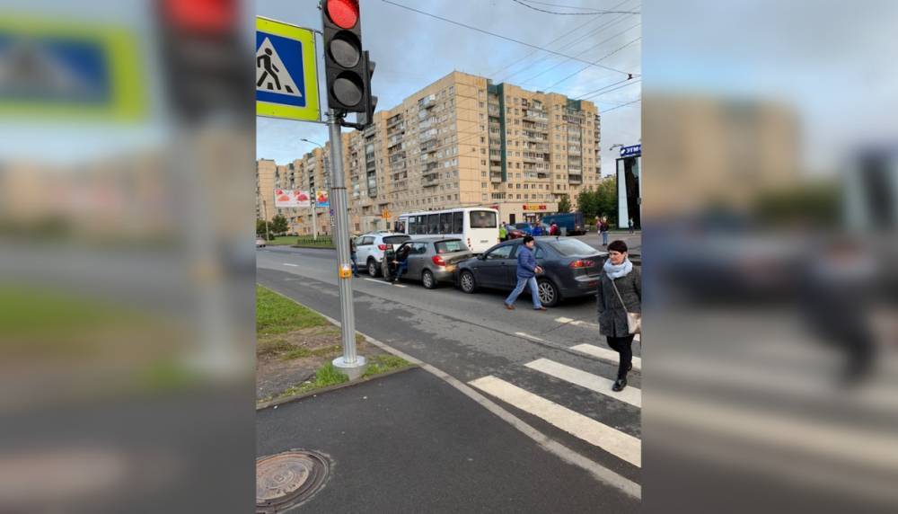 На проспекте Косыгина произошло ДТП-«паровозик» из трех машин