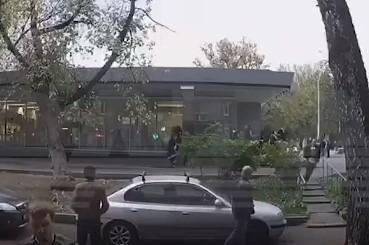 Появилось видео после стрельбы силовика по коллегам на станции метро «Рязанский проспект»