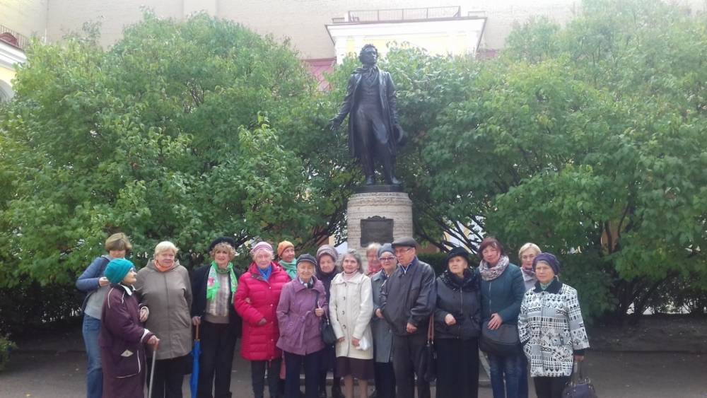 Для пожилых петербуржцев провели бесплатную экскурсию в музее Пушкина