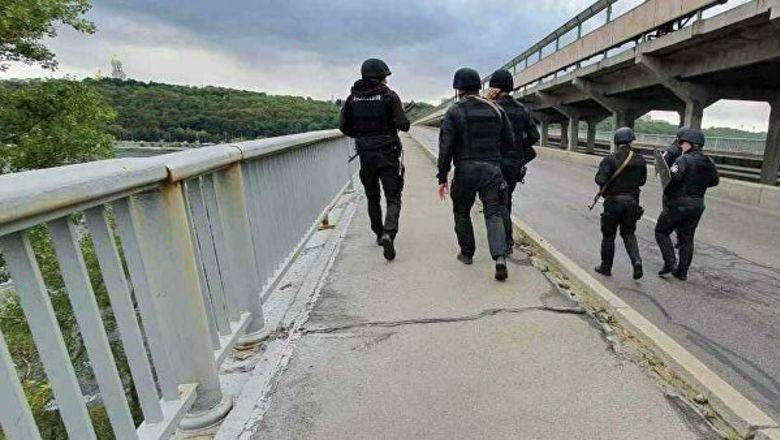 Угрожавший взорвать мост в Киеве мужчина открыл стрельбу