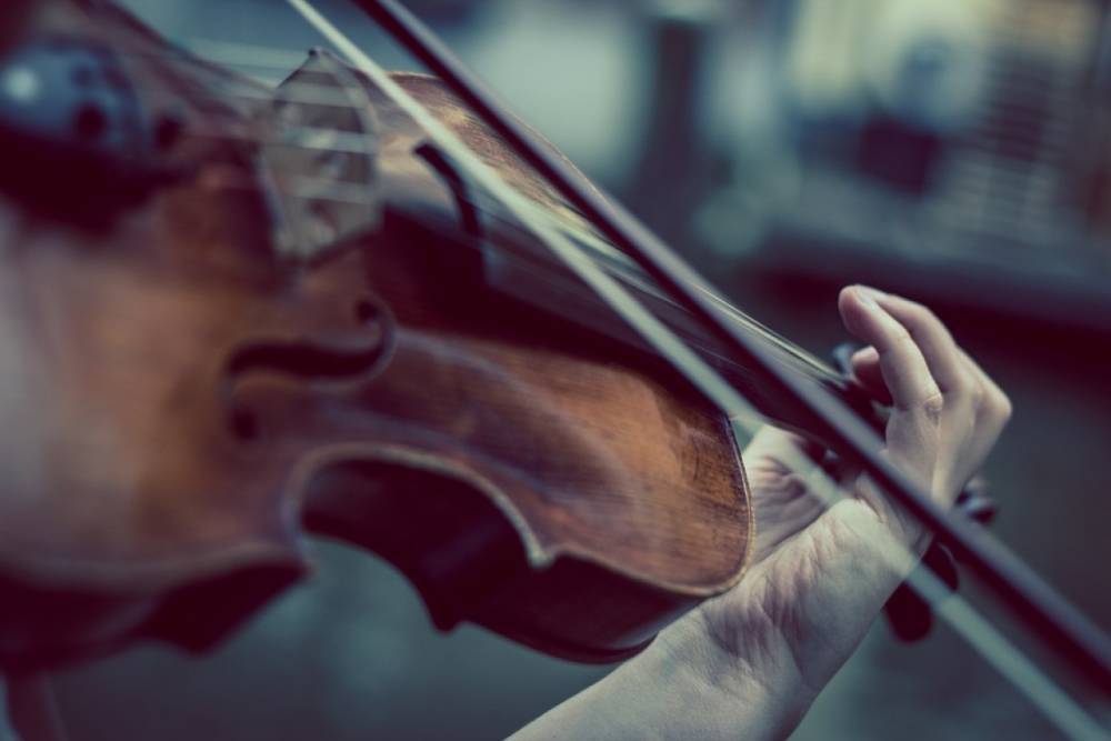 Пропавшую без вести студентку музыкального училища нашли в переходе играющей на скрипке