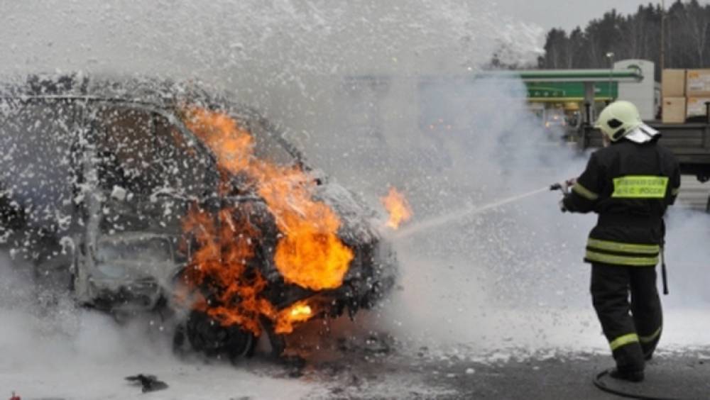 В Петергофе BMW загорелся от столкновения с автобусом