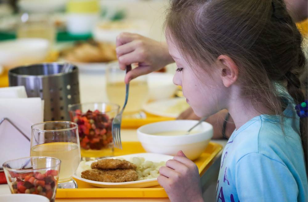 Специалисты выяснили, чем кормят в школьных столовых