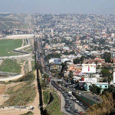 Стену на границе между США и Мексикой протестировали скалолазы