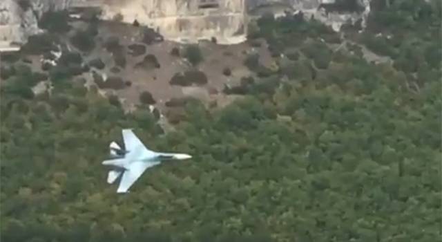 В Сети обсуждают видео с Су-27, пролетевшим между скал в Крыму