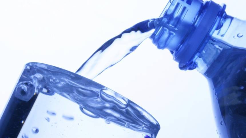 Видео: диетолог опровергла миф о «двух литрах воды в день»