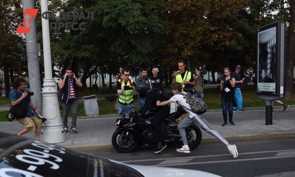 Опубликовано видео нападения участников шествия на мотоциклиста в Москве | Москва | ФедералПресс