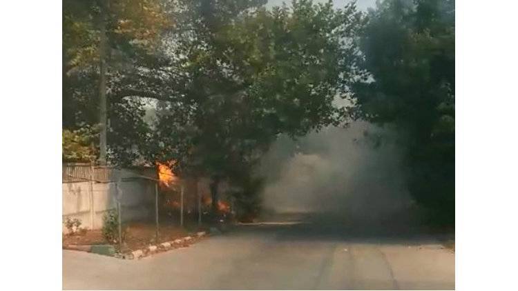 В Симферополе из-за пожара на кладбище загорелся автосервис