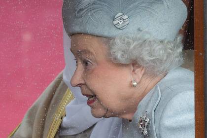 Британской королеве предложили отрубить голову