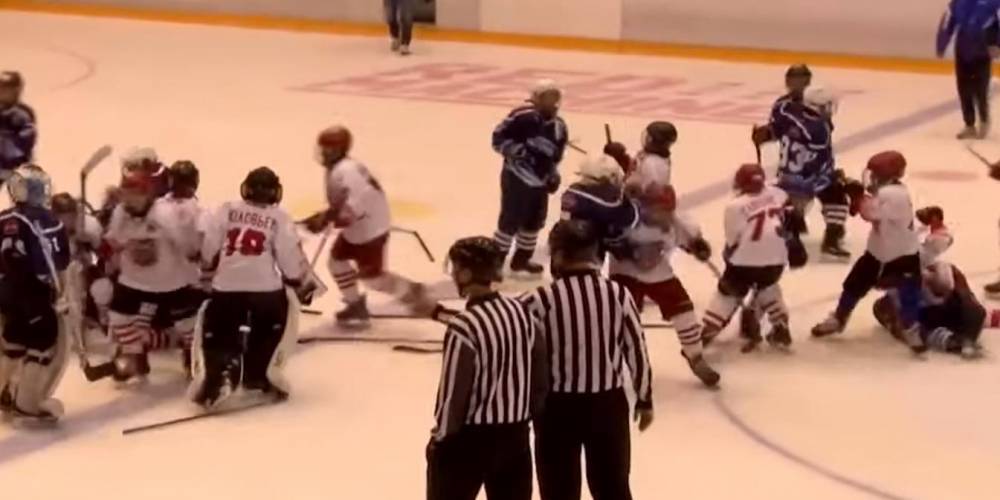 Массовая драка 10-летних хоккеистов в Саратове попала на видео