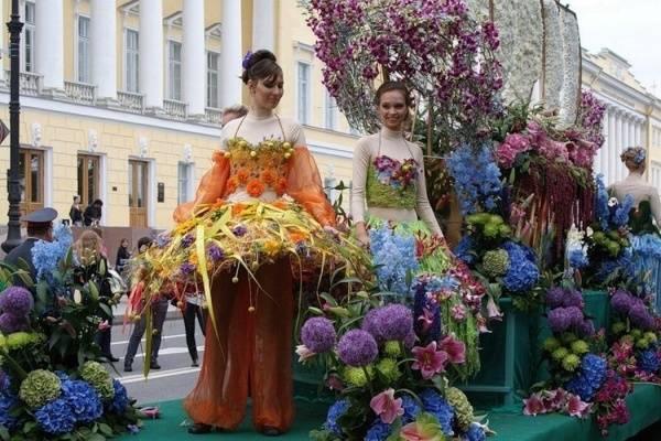 В Москве началось дефиле в платьях из 8 тысяч живых цветов — Общество. Новости, Новости России