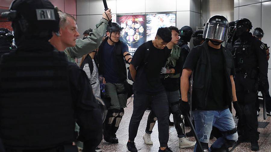 Не менее 40 участников беспорядков в метро задержали в Гонконге