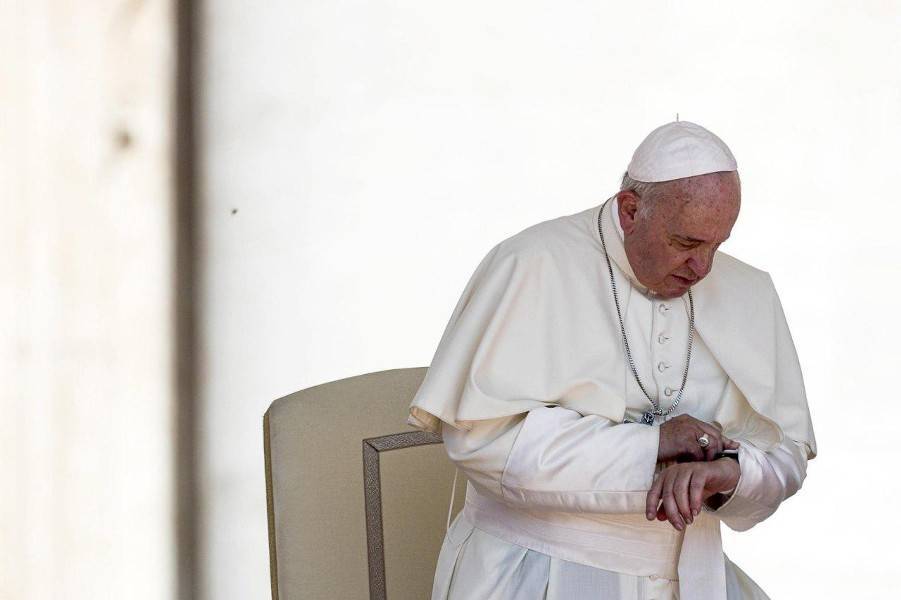 Папа Римский застрял в лифте и опоздал на аудиенцию