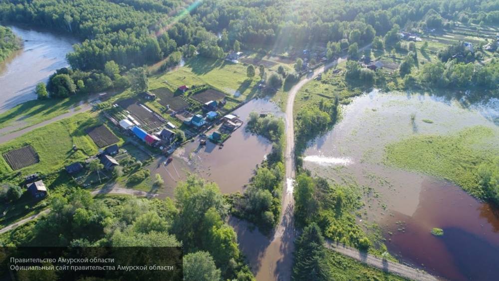 Спасатели доставляют детей в школы на лодках в Хабаровском крае