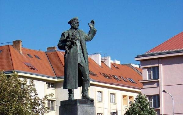 Вице-премьер Чехии раскритиковал планы спрятать памятник Коневу под брезент