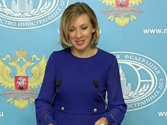 Захарова заявила о глупом положении Польши из-за отказа пригласить Россию