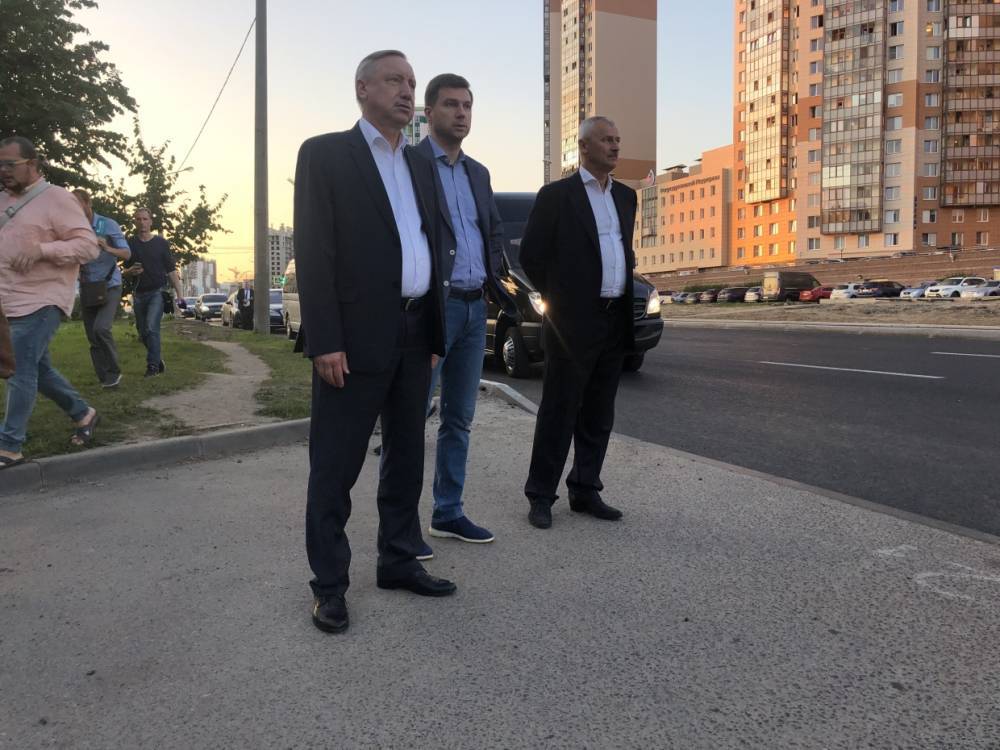 Беглов поручил оборудовать тротуар после проверки на Комендантском проспекте
