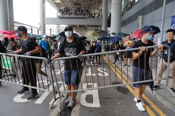 Гонконг вновь забурлил: протестующие заблокировали местный аэропорт — Новости политики, Новости Азии