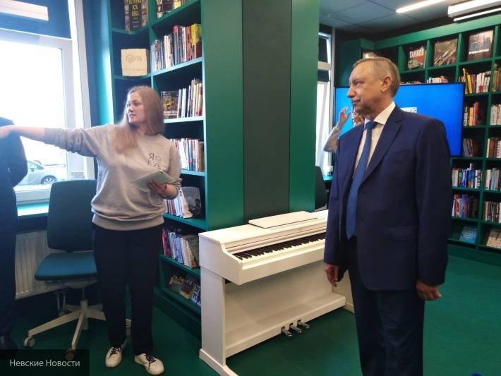 Беглов поздравил учеников школы № 160 с новым учебным годом и пообещал подарить фортепьяно