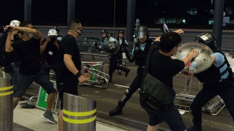 Метрополитен Гонконга подвергся актам вандализма
