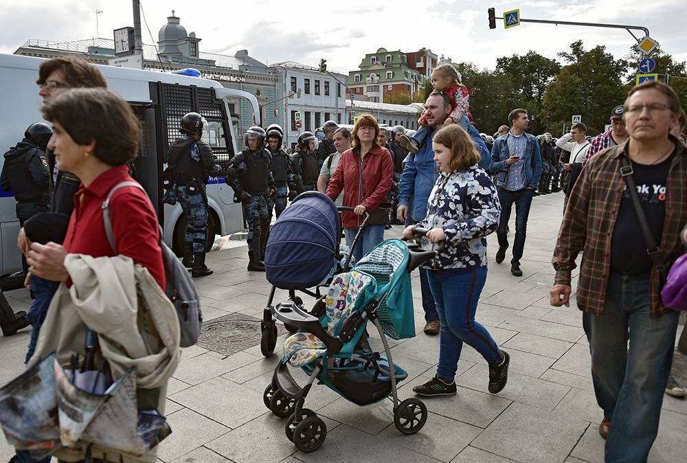 Суд в Москве отказался лишить семью Хомских родительских прав из-за участия в акции 3 августа с детьми