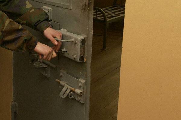 Бывшего сотрудника кузбасской колонии оштрафовали за работу курьером