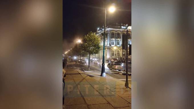 На видео попал побег двух мигрантов с места аварии на Дворцовой набережной