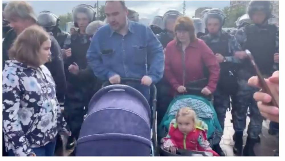 Суд отказался лишать родительских прав супругов Хомских за участие в протестной акции с детьми