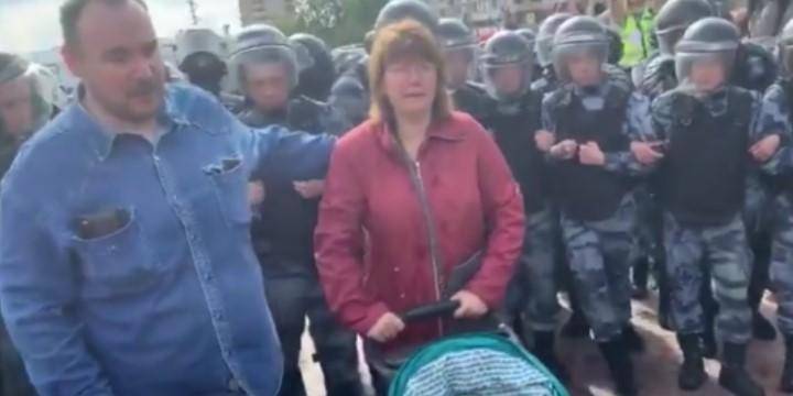 Суд проявил гуманность и не лишил родительских прав охранника Навального, участвовавшего в незаконном митинге