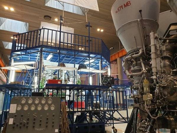 «Роскосмос» запустил производство сверхтяжелых двигателей. Их установят на ракетах для освоения Луны