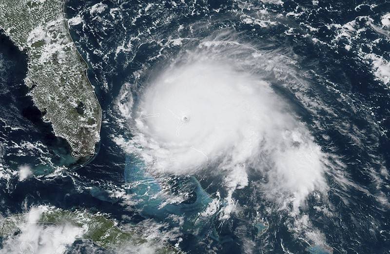 "Дориан" пришел: ураган ударил по Штатам в прямом эфире (видео)